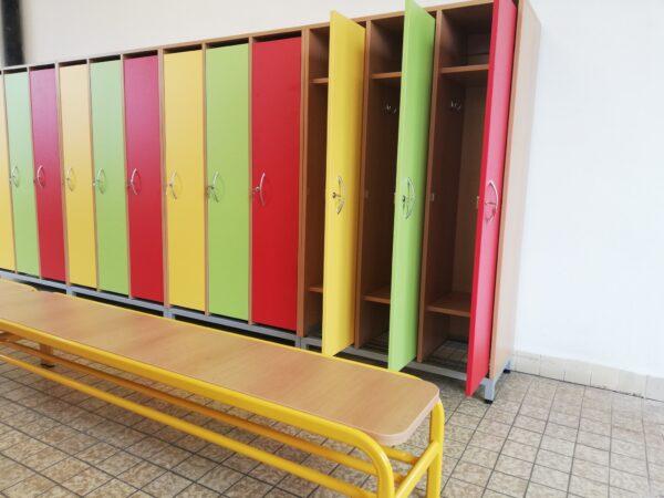 Šatní skříňka do škol z lamina v kombinaci s kovovým roštem, barevná dvířka.