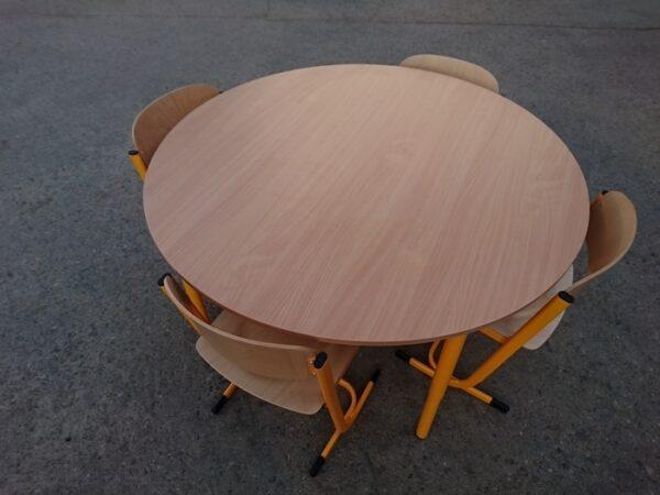 Nábytek do MŠ, to je například dřevěný kulatý stůl z masivu