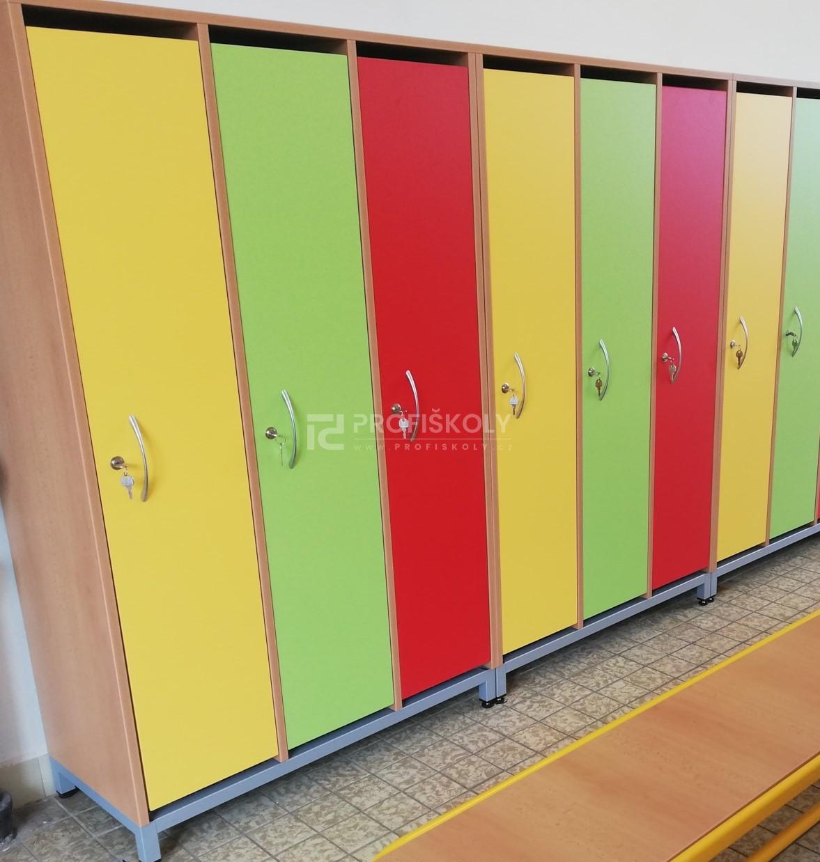 Šatní skříňka 3-dílná nízká 900x1500x400 mm (podstavec kovový rošt)