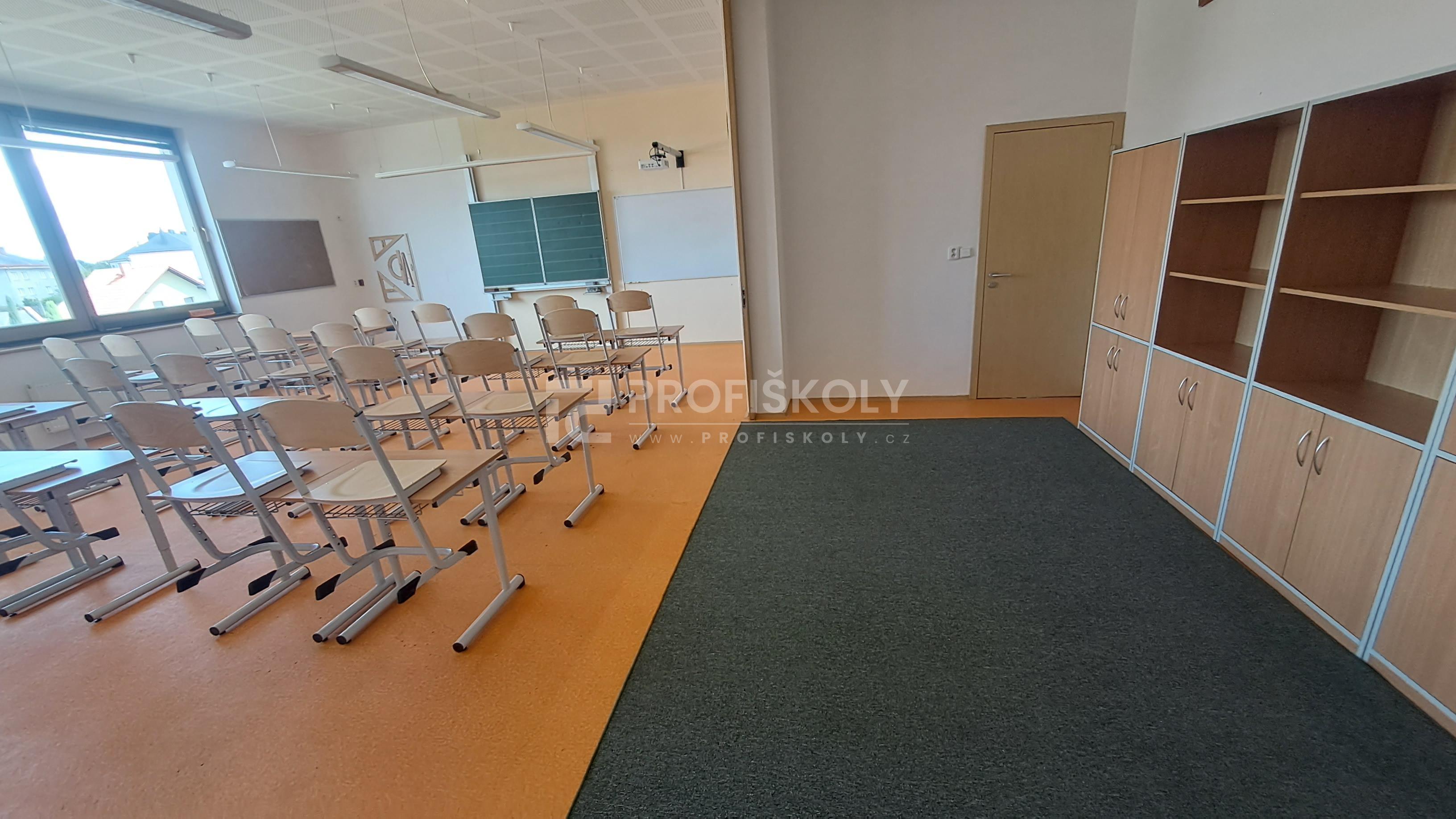 Nábytek pro ZŠ Přibyslav: Od šatních skříněk po školní učebny