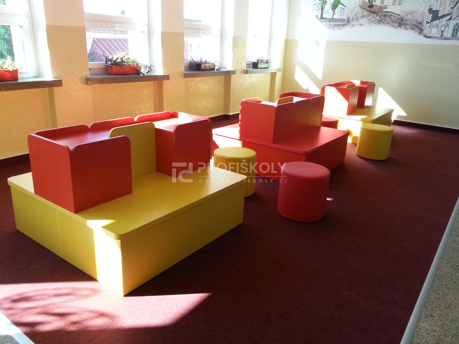 Designové relaxační zóny na chodbách školy: ZŠ Žďár nad Sázavou