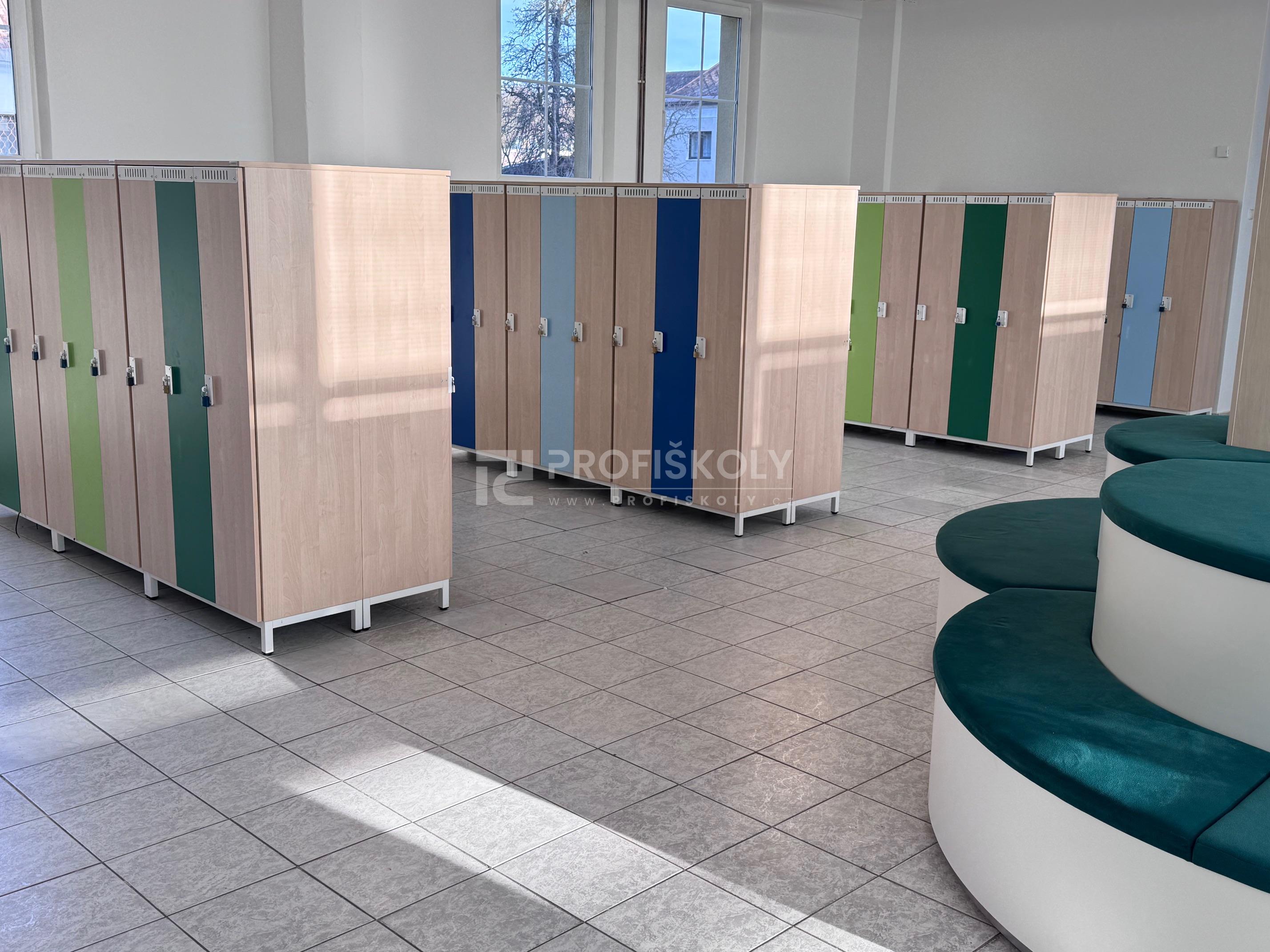 Nábytek do školní šatny v ZŠ Mikulovice: Nové šatní skříňky